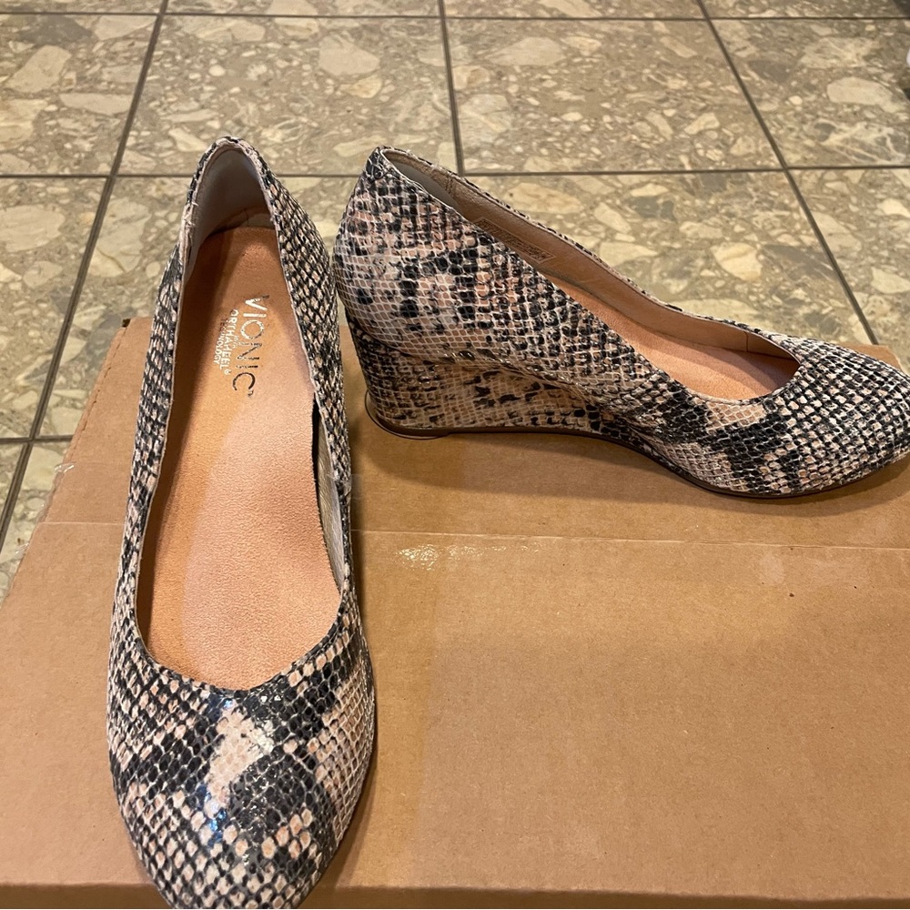 VIONIC Antonia Snakeskin Closed Toe Wedge Size 8 Casual comfort low wedge